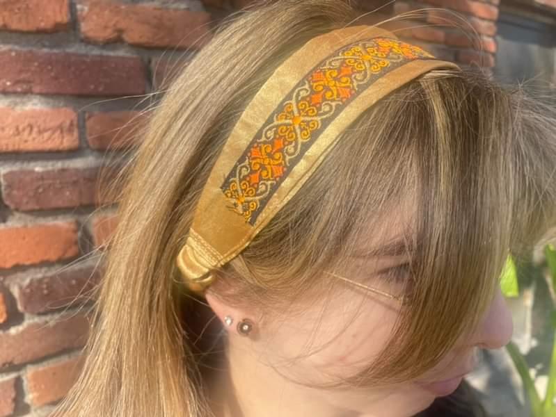 Hungarian Headband with Black Mid-Top